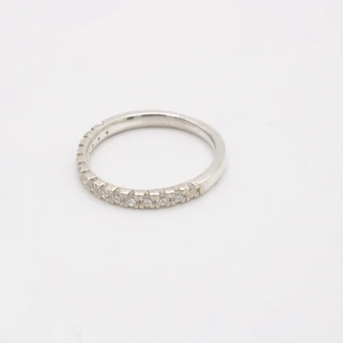 Media alianza de oro blanco 18k con 15 diamantes talla brillante H/VS de 0.30ct totales entre flores secas