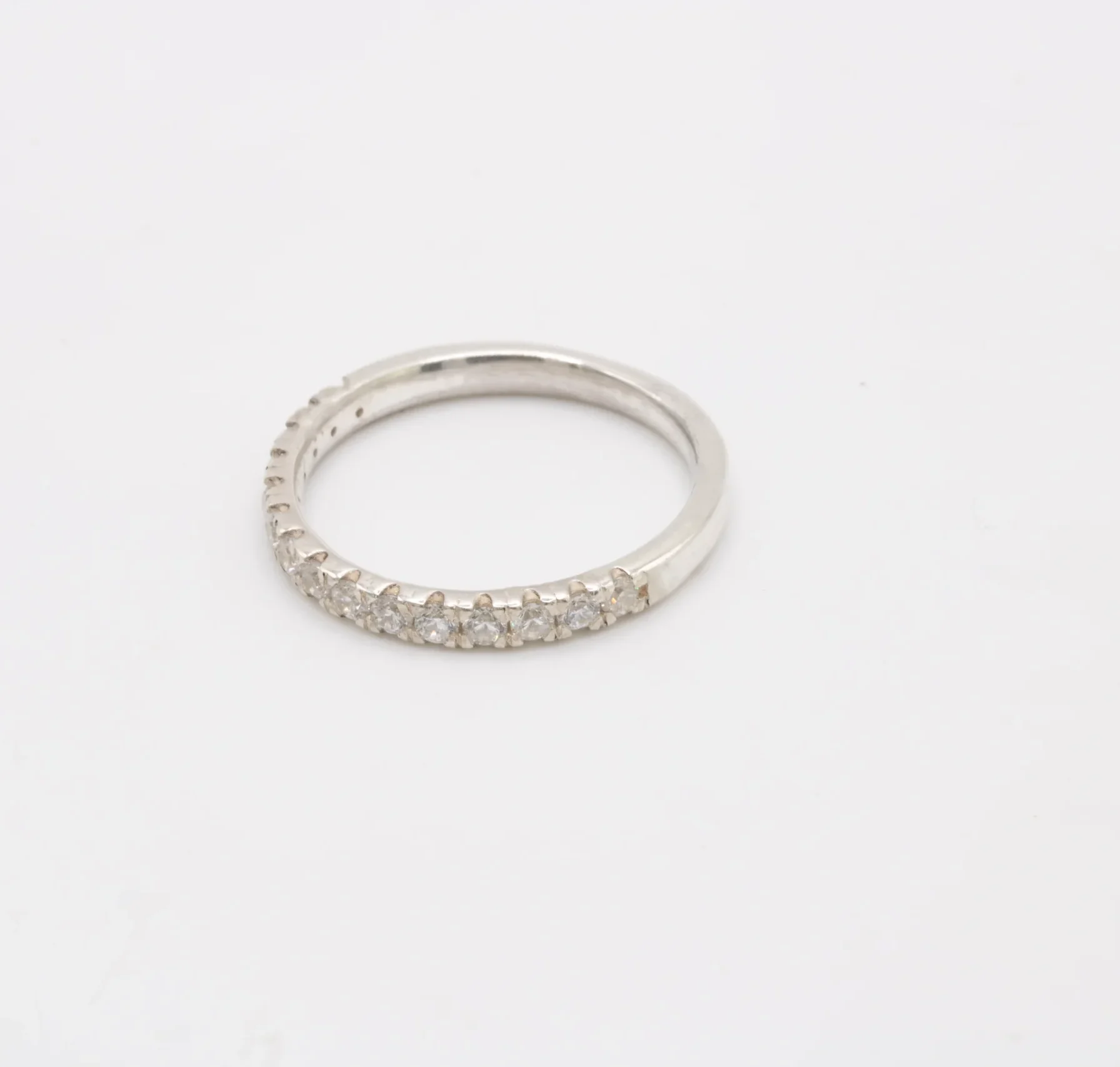 media-alianza-oro-blanco-18k-diamantes-hvs (3) Media alianza de oro blanco 18k con 15 diamantes talla brillante H/VS de 0.30ct totales entre flores secas