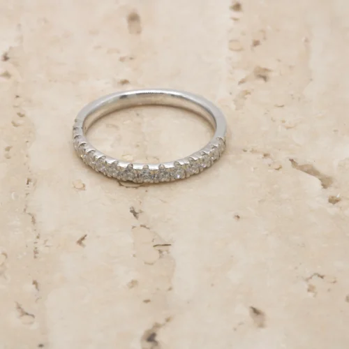 Media alianza de oro blanco 18k con 15 diamantes talla brillante H/VS de 0.30ct totales entre flores secas