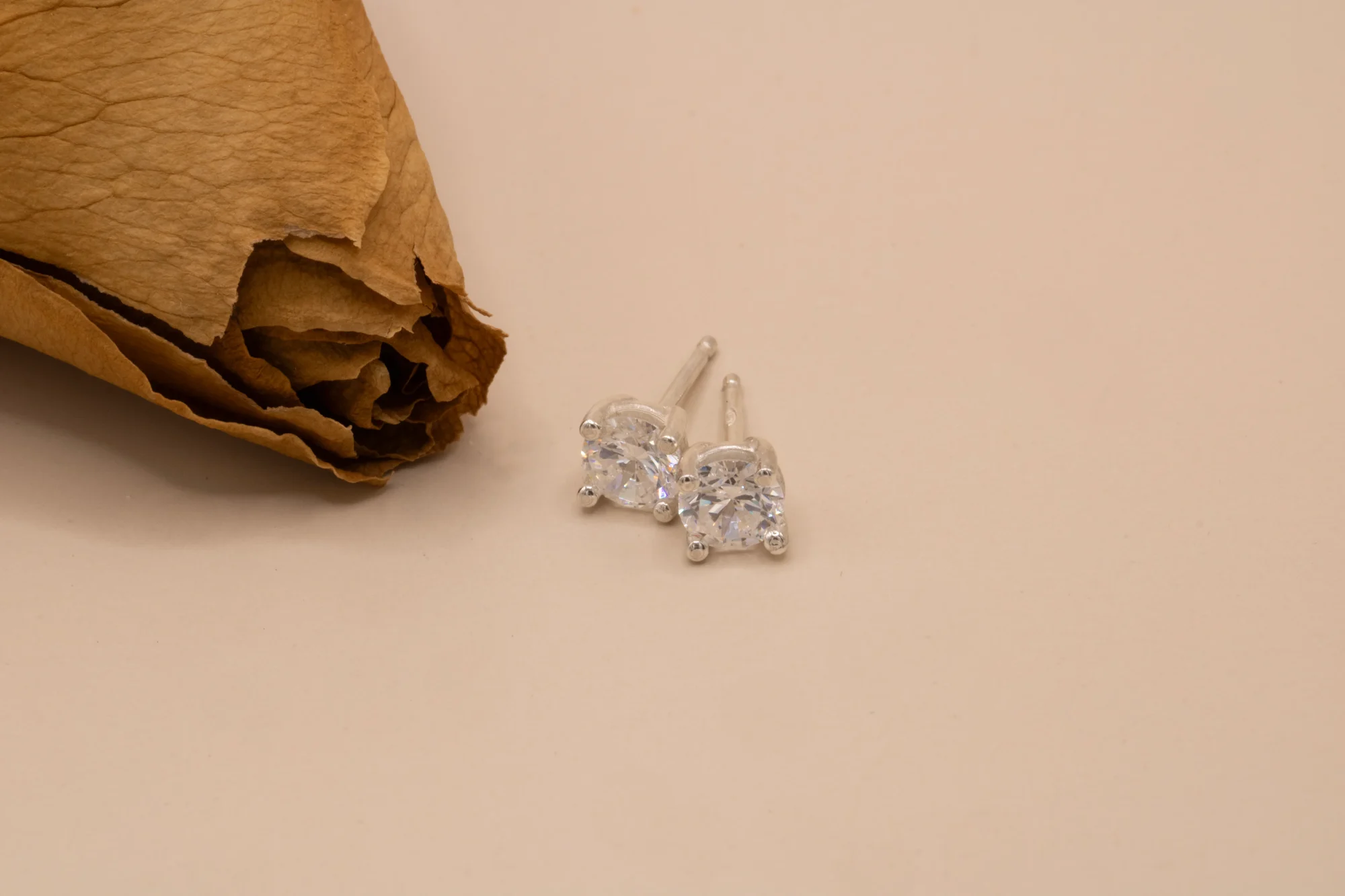 pendientes-dormilona-oro-blanco-18k-diamantes-035ct (2) Pendientes dormilona de oro blanco 18k con diamantes talla brillante de 0.35ct cada uno en cuatro garras