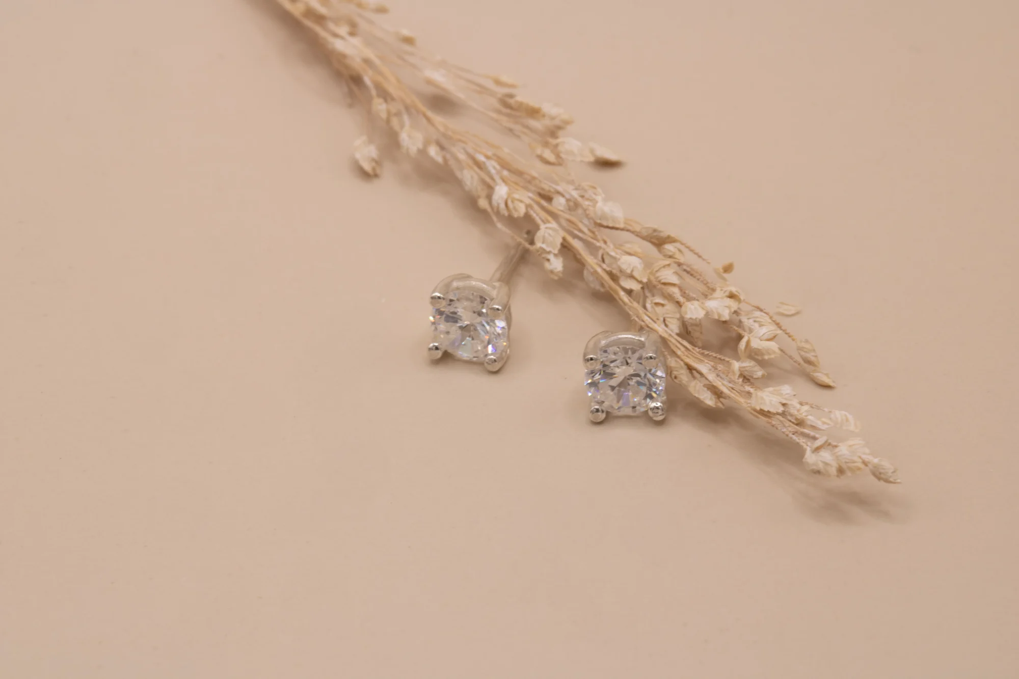 pendientes-dormilona-oro-blanco-18k-diamantes-035ct Pendientes dormilona de oro blanco 18k con diamantes talla brillante de 0.35ct cada uno en cuatro garras