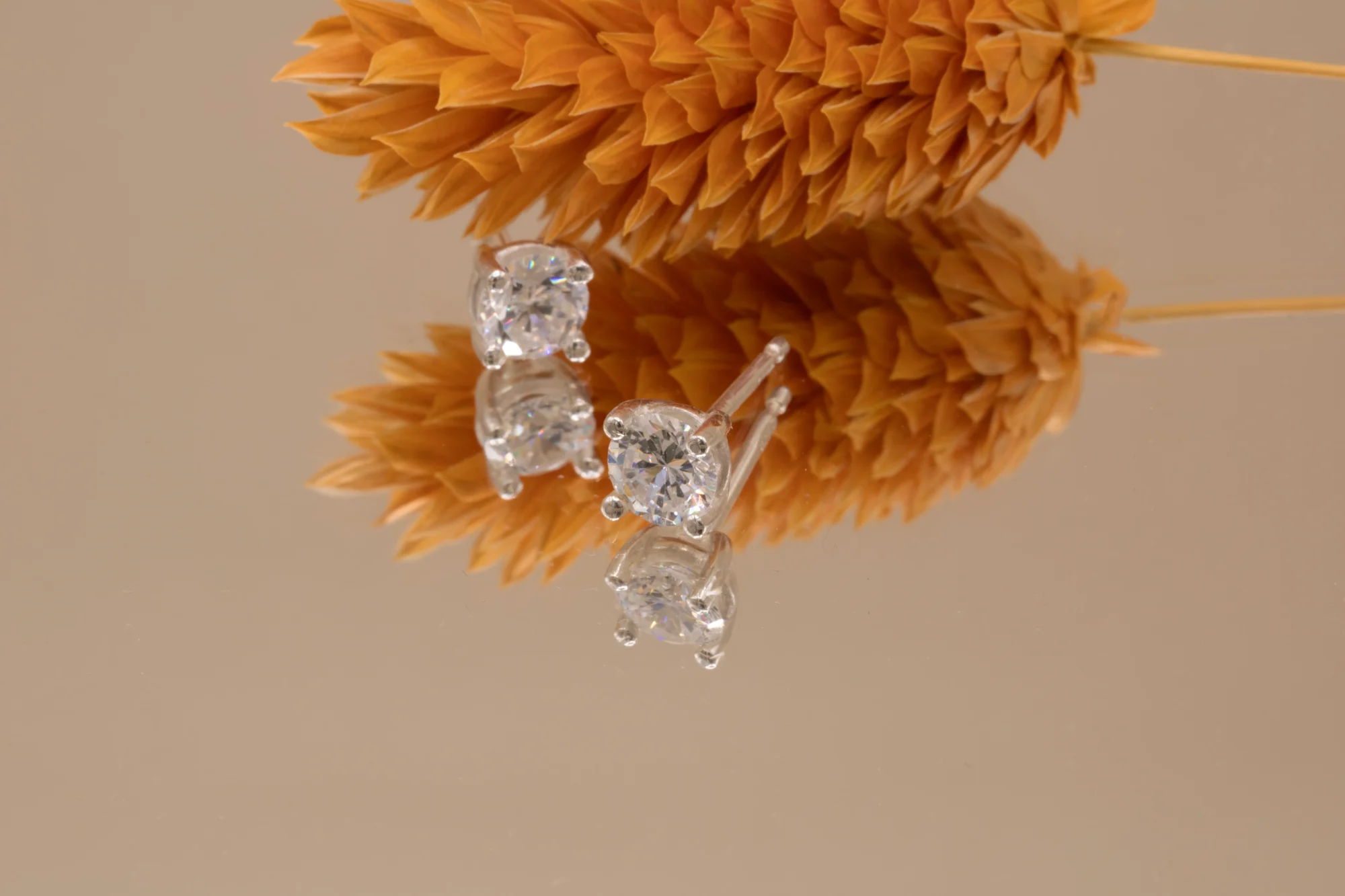 pendientes-dormilona-oro-blanco-18k-diamantes-035ct (3) Pendientes dormilona de oro blanco 18k con diamantes talla brillante de 0.35ct cada uno en cuatro garras