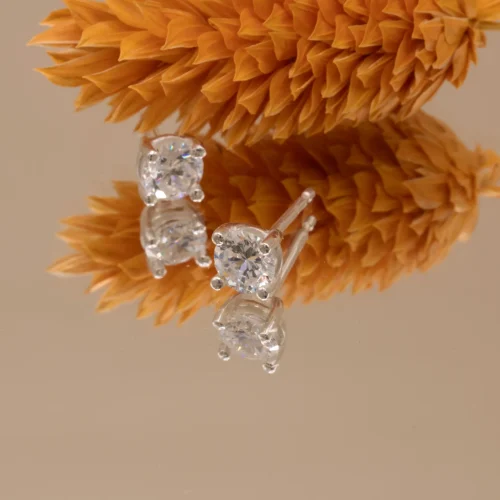 Pendientes dormilona de oro blanco 18k con diamantes talla brillante de 0.35ct cada uno en cuatro garras