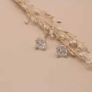 Pendientes dormilona de oro blanco 18k con diamantes talla brillante de 0.35ct cada uno en cuatro garras