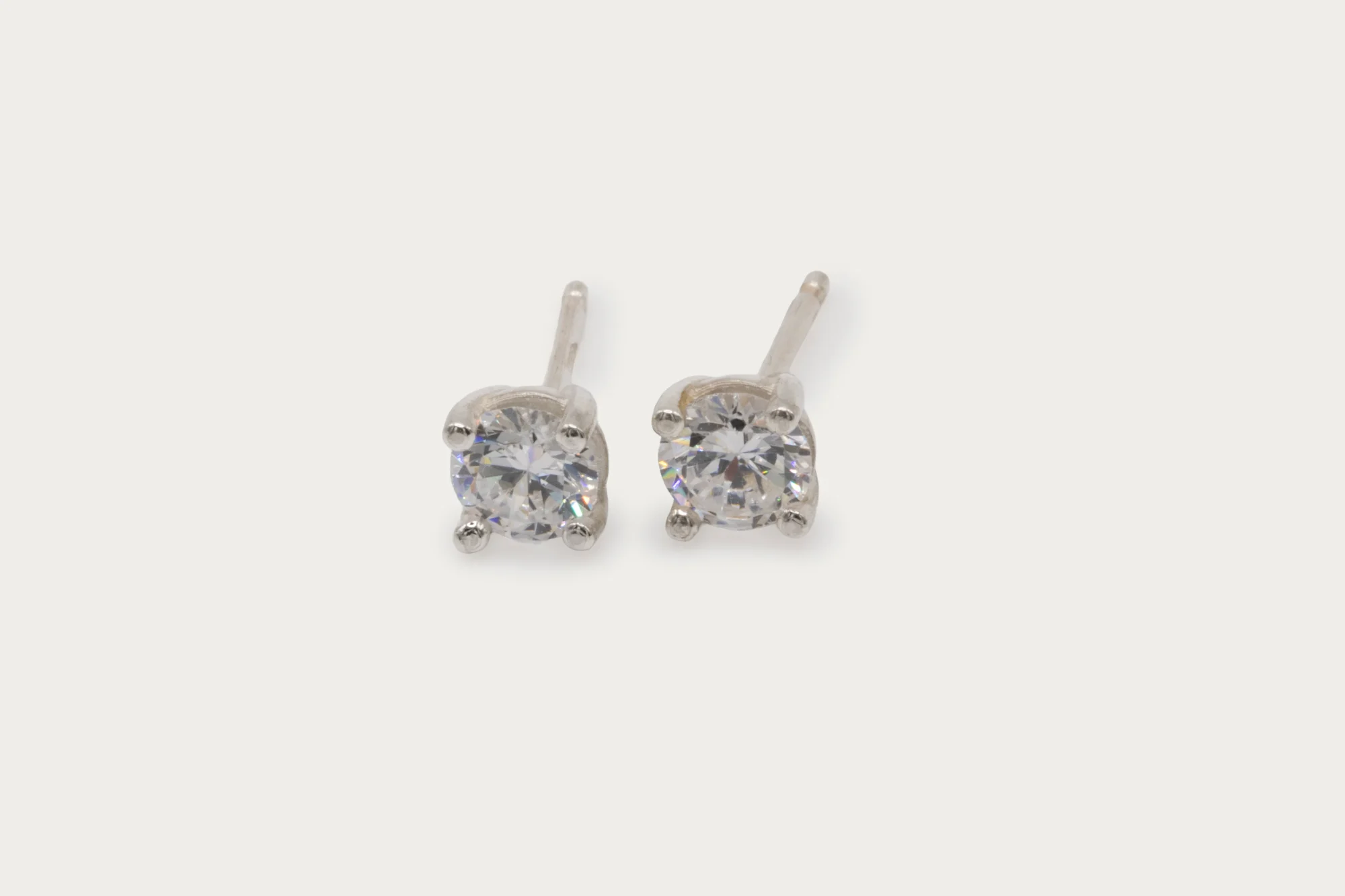 pendientes-dormilona-oro-blanco-18k-diamantes-035ct (4) Pendientes dormilona de oro blanco 18k con diamantes talla brillante de 0.35ct cada uno en cuatro garras