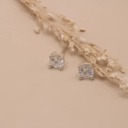 Pendientes dormilona de oro blanco 18k con diamantes talla brillante de 0.35ct cada uno en cuatro garras