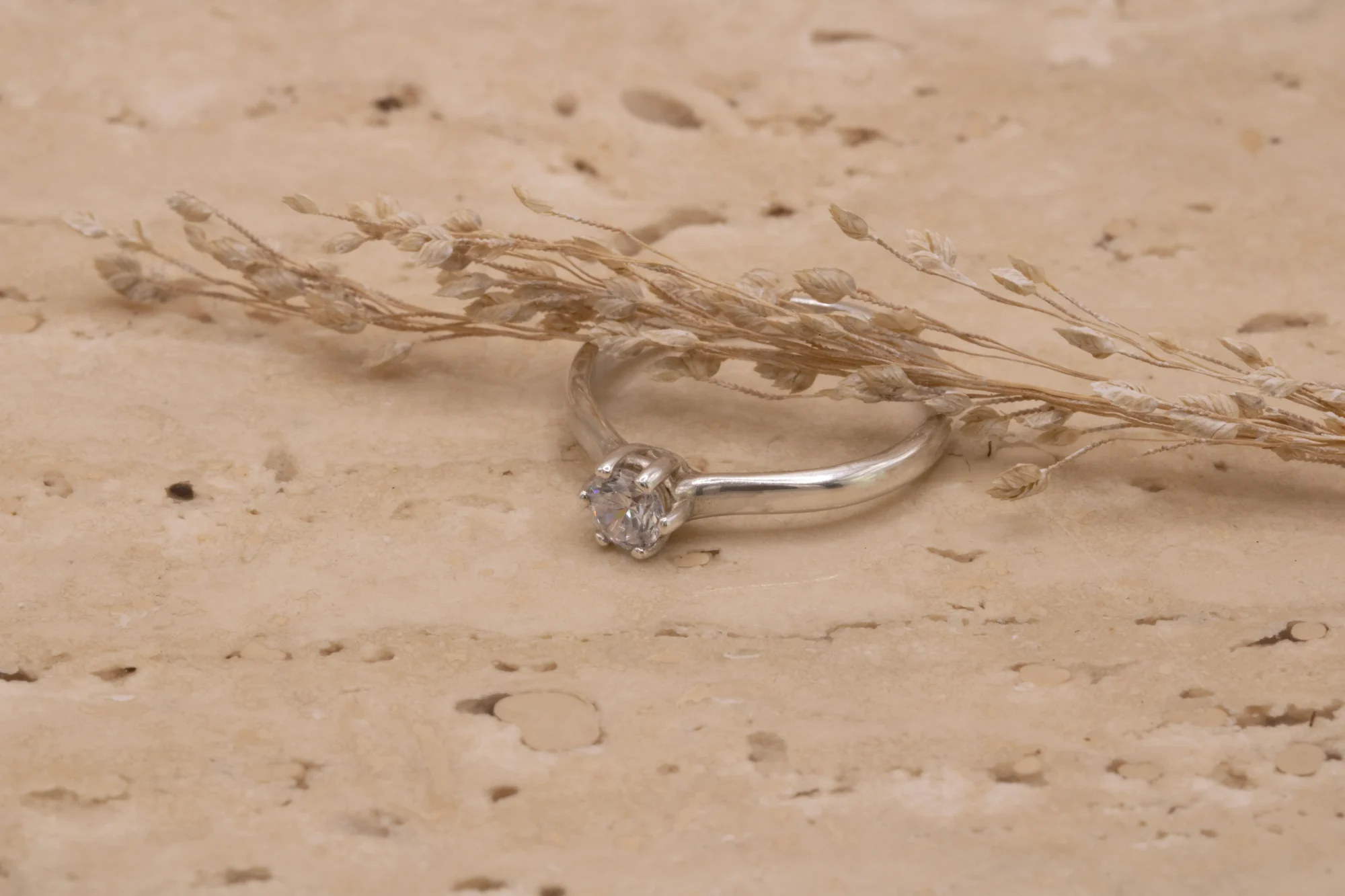 solitario-clasico-oro-blanco-18k-diamante-020ct (2) Solitario clásico de oro blanco 18k con diamante talla brillante de 0.20ct en seis garras