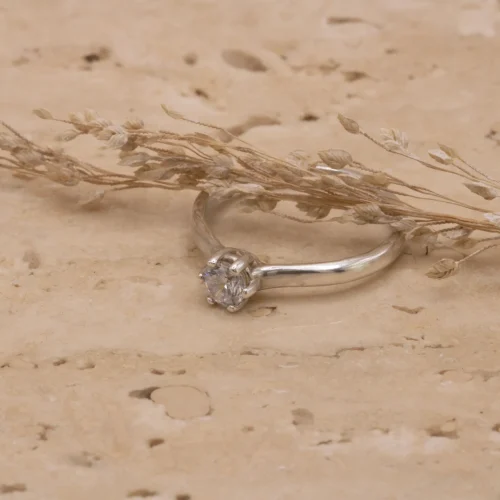 Solitario clásico de oro blanco 18k con diamante talla brillante de 0.20ct en seis garras