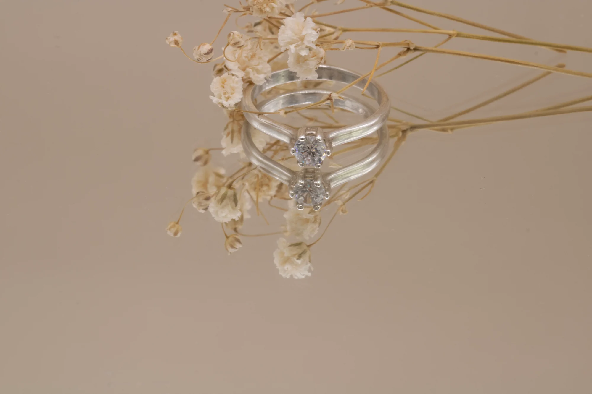 solitario-clasico-oro-blanco-18k-diamante-020ct Solitario clásico de oro blanco 18k con diamante talla brillante de 0.20ct en seis garras