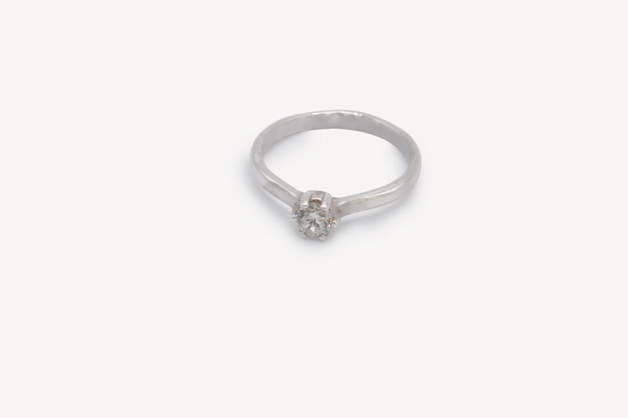 solitario-clasico-oro-blanco-18k-diamante-020ct (3) Solitario clásico de oro blanco 18k con diamante talla brillante de 0.20ct en seis garras