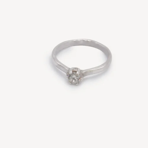 Solitario clásico de oro blanco 18k con diamante talla brillante de 0.20ct en seis garras