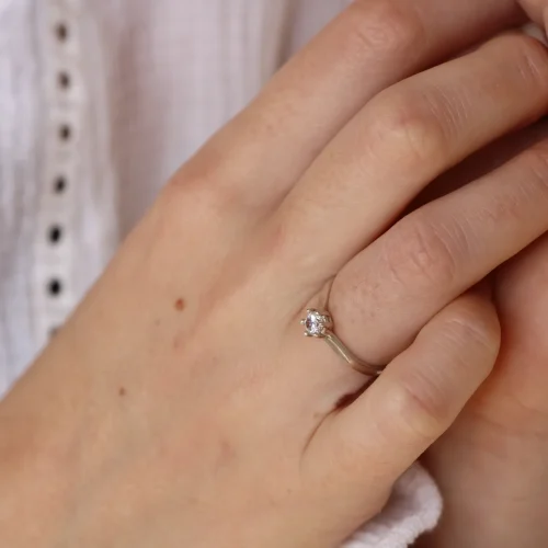Solitario clásico de oro blanco 18k con diamante talla brillante de 0.20ct en seis garras