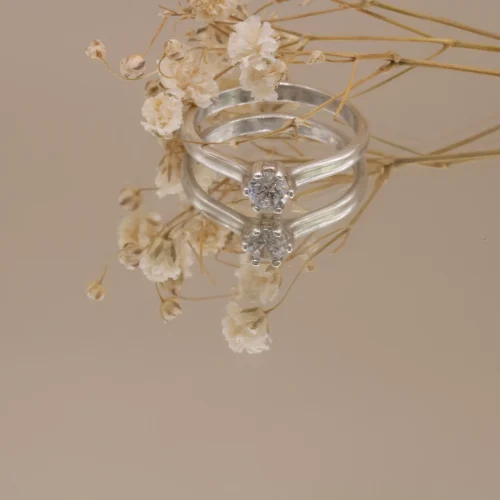 Solitario clásico de oro blanco 18k con diamante talla brillante de 0.20ct en seis garras