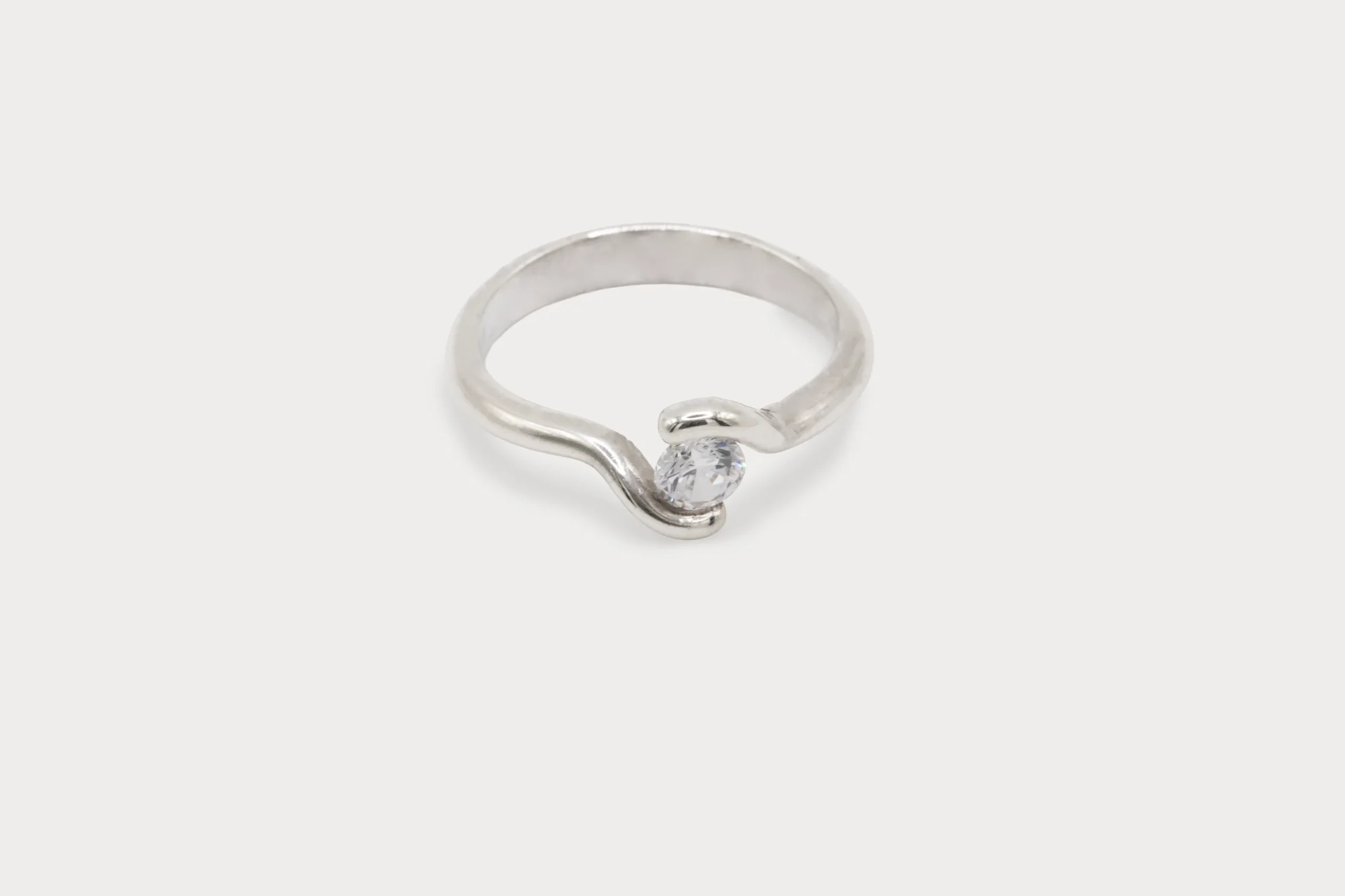 solitario-oro-blanco-18k-diamante-035ct Solitario cruzado de oro blanco 18k con diamante talla brillante de 0.35ct G/VS