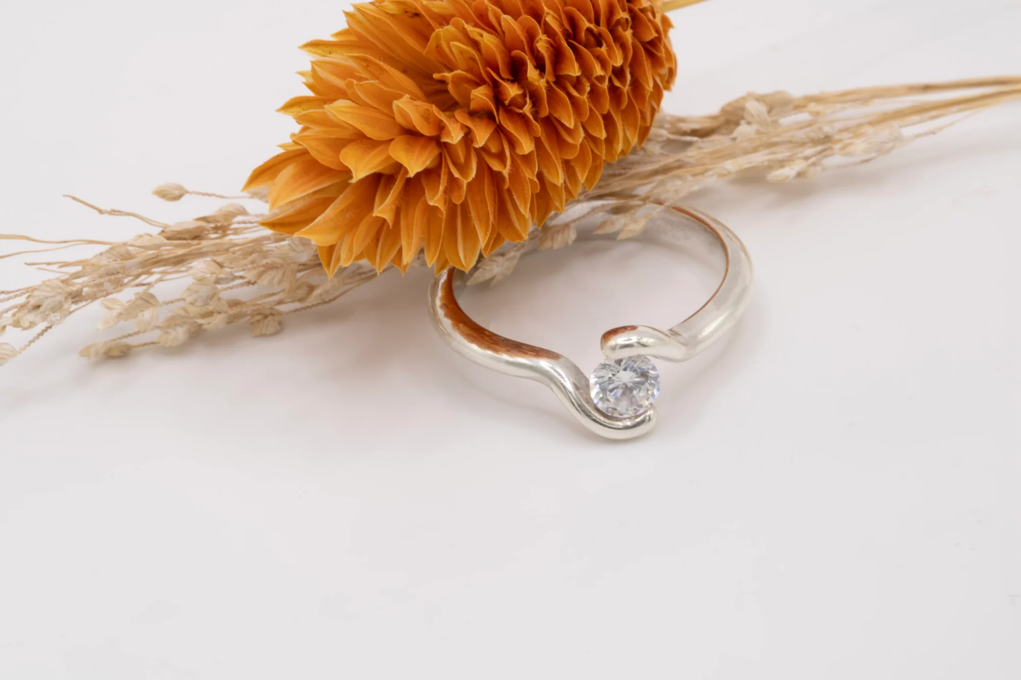 solitario-oro-blanco-18k-diamante-035ct (2) Solitario cruzado de oro blanco 18k con diamante talla brillante de 0.35ct G/VS