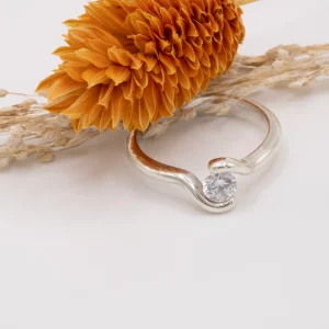 Solitario cruzado de oro blanco 18k con diamante talla brillante de 0.35ct G/VS