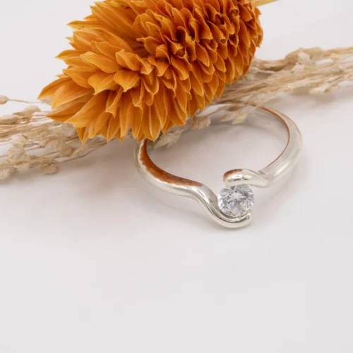 Solitario cruzado de oro blanco 18k con diamante talla brillante de 0.35ct G/VS