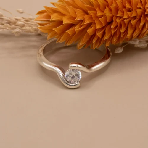 Solitario cruzado de oro blanco 18k con diamante talla brillante de 0.35ct G/VS