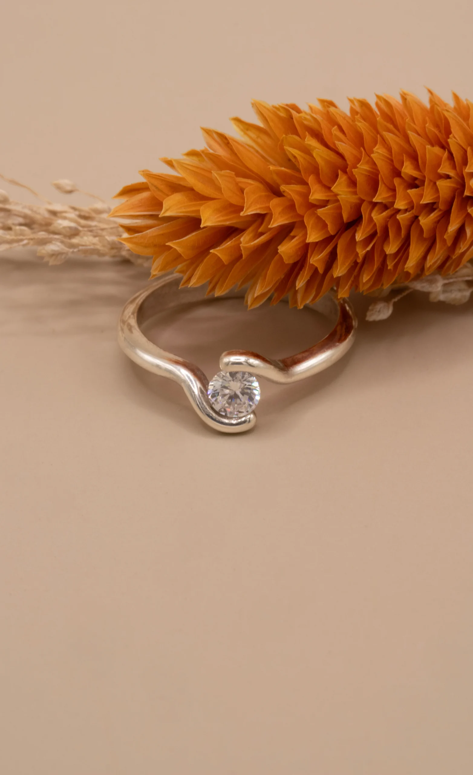 solitario-oro-blanco-18k-diamante-035ct (3) Solitario cruzado de oro blanco 18k con diamante talla brillante de 0.35ct G/VS
