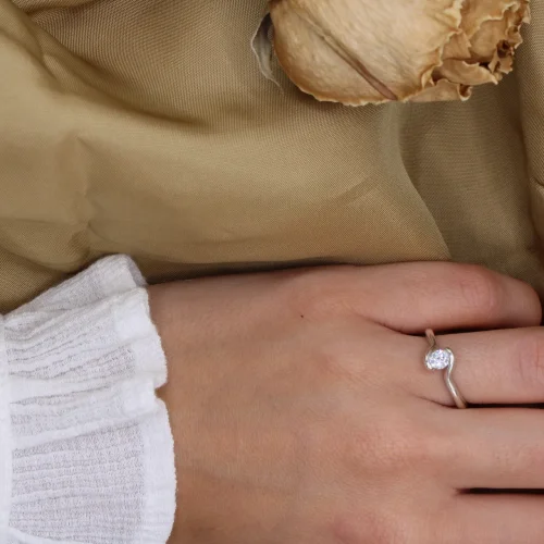 Solitario cruzado de oro blanco 18k con diamante talla brillante de 0.35ct G/VS