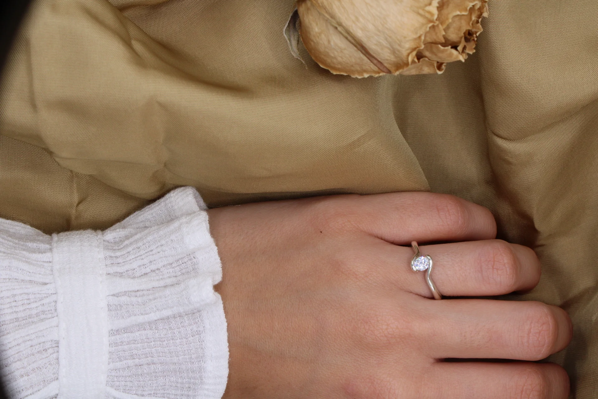 solitario-oro-blanco-18k-diamante-035ct Solitario cruzado de oro blanco 18k con diamante talla brillante de 0.35ct G/VS