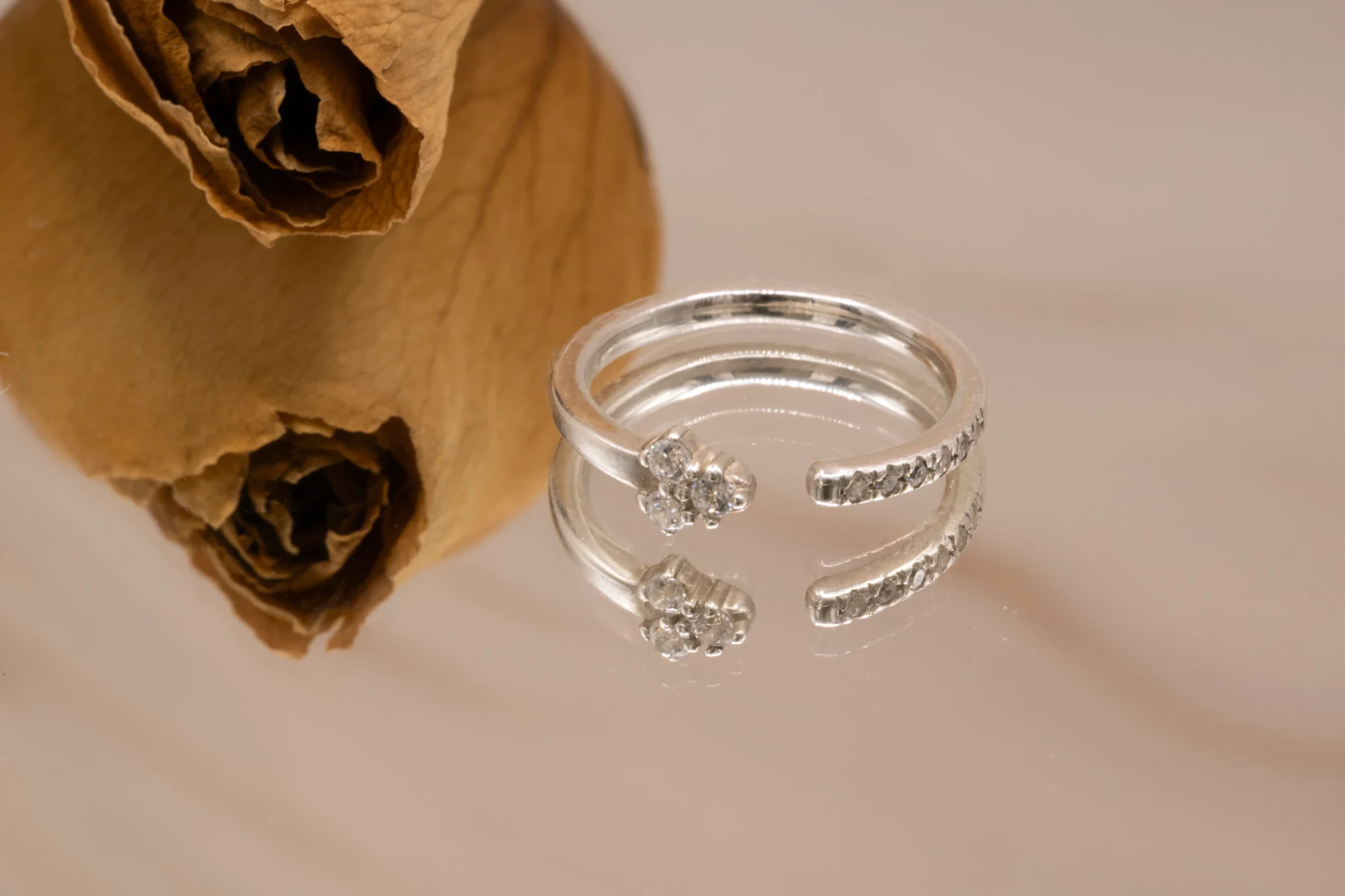 anillo-abierto-oro-blanco-18k-diamantes-cluster (2) Anillo abierto de oro blanco 18k con diamantes en el brazo y cluster de tres diamantes en la punta