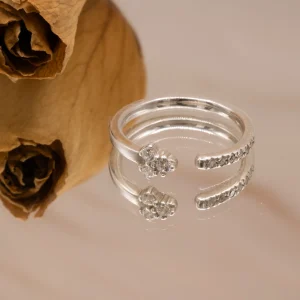 Anillo abierto de oro blanco 18k con diamantes en el brazo y cluster de tres diamantes en la punta