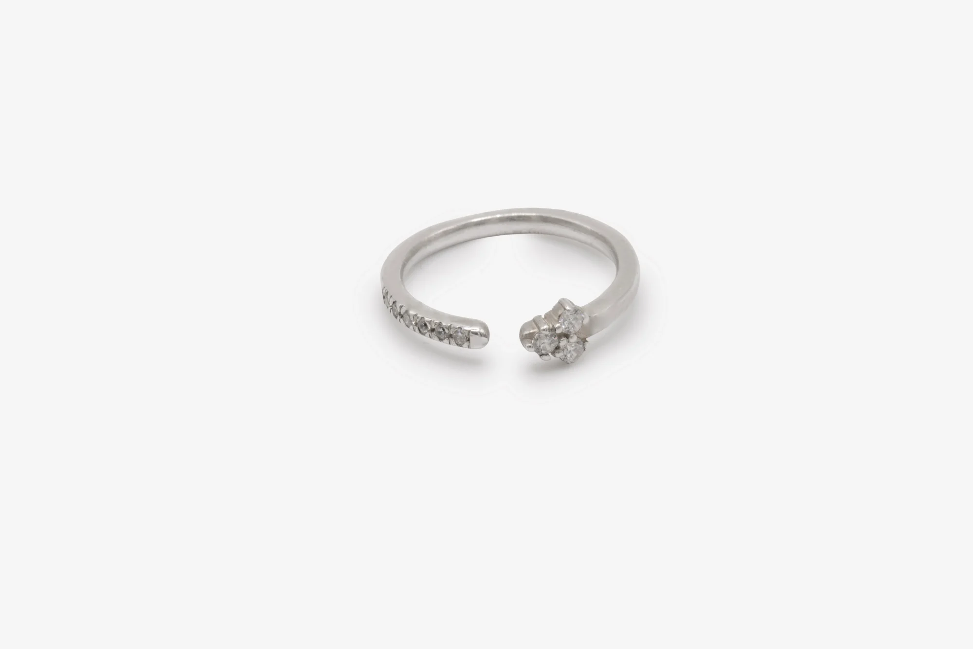 anillo-abierto-oro-blanco-18k-diamantes-cluster Anillo abierto de oro blanco 18k con diamantes en el brazo y cluster de tres diamantes en la punta