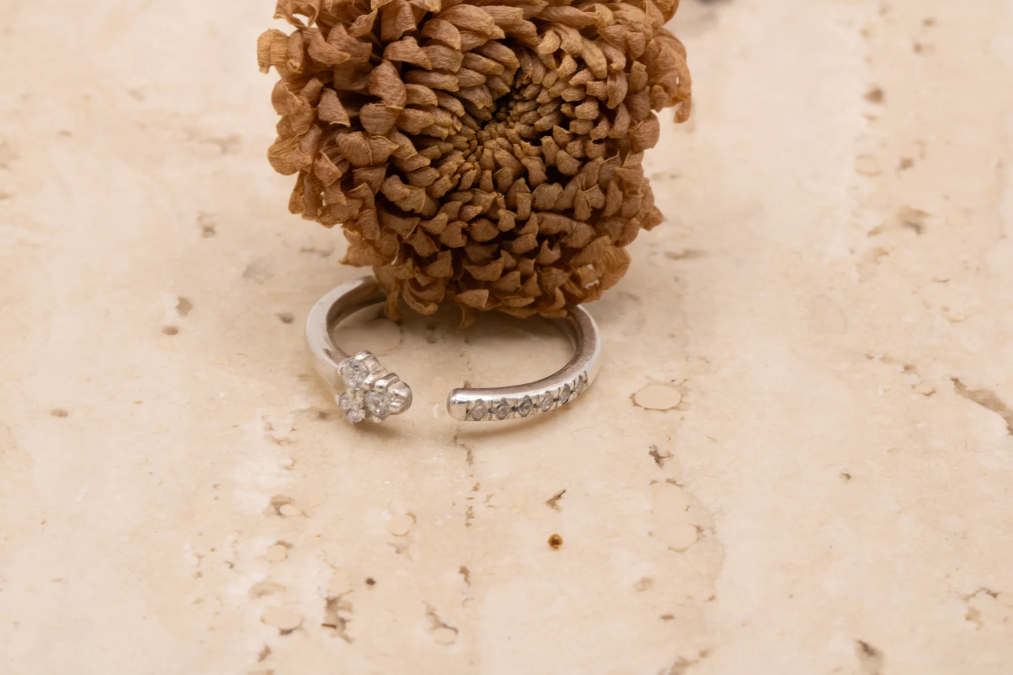 anillo-abierto-oro-blanco-18k-diamantes-cluster (3) Anillo abierto de oro blanco 18k con diamantes en el brazo y cluster de tres diamantes en la punta