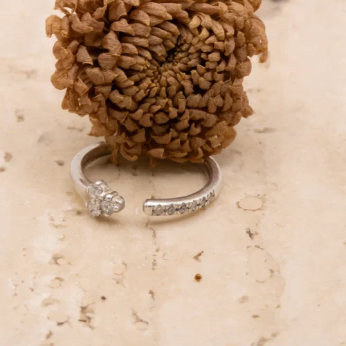 Anillo abierto de oro blanco 18k con diamantes en el brazo y cluster de tres diamantes en la punta