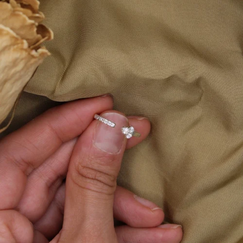 Anillo abierto de oro blanco 18k con diamantes en el brazo y cluster de tres diamantes en la punta