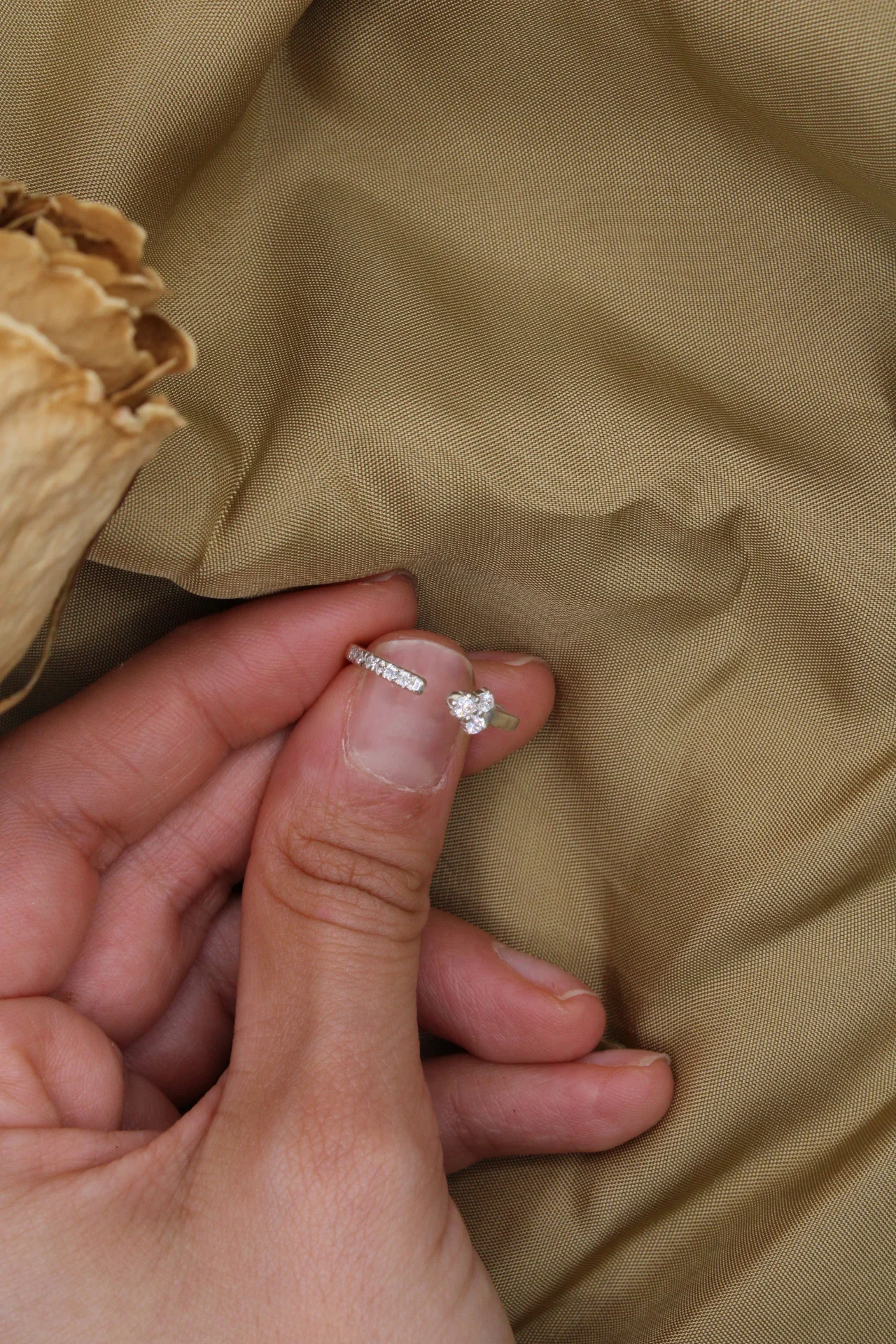 anillo-abierto-oro-blanco-18k-diamantes-cluster (4) Anillo abierto de oro blanco 18k con diamantes en el brazo y cluster de tres diamantes en la punta