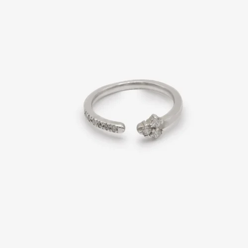 Anillo abierto de oro blanco 18k con diamantes en el brazo y cluster de tres diamantes en la punta